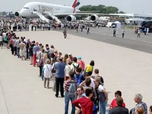 استقطبت طائرة الإمارات الإيرباص A380 في معرض برلين الدولي للطيران 2014 اعداداً كبيرة من الزوار اصطفوا في طوابير طويلة