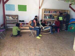 مكتبة قطر الوطنية، بالتعاون مع قطر الخيرية، تدعم مركز We Are Here Community في اليونان. 