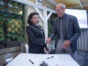 الدكتورة سهير وسطاوي، المدير التنفيذي لمكتبة قطر الوطنية، برفقة السيد إليوت شور، ممثل مجلس موارد المكتبات والمعلومات.