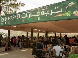 يعد السوق الذي أقيم في ساحة الاحتفالات التابعة للمدينة التعليمية، مبادرة محلية تهدف إلى توفير المواد الغذائية الطازجة والعضوية المنتجة محليًا لأفراد المجتمع.