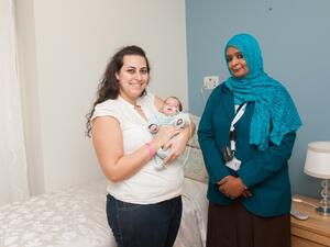 الدكتورة أماني سعيد ابراهيم (يمين) مع الأم والطفل
