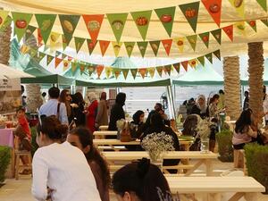 استمتع الزوار بتجربة التسوق في سوق التربة للمزارعين الذي أقيم، خلال عطلة نهاية الأسبوع الماضي، في حرم المدينة التعليمية.