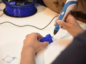 طفل يشارك في فعالية نظمتها مؤسسة قطر بمناسبة اليوم الوطني للدولة.