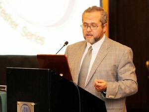 الدكتور طارق وهبة، أخصائي العناية المركزة في مدينة الشيخ خليفة الطبية ومنسق الفعاليات الرعاية الطبية