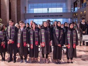 وفق التقليد المتبع في جامعة كارنيجي ميلون في قطر، سيتم منح هذه الدفعة لوحة خاصة تحمل سنة التخرج. 