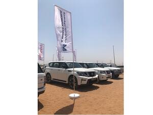 يستعد المشاركون لخوض منافسة حامية في فعاليات بطولة العين لتحدي الرمضي تتمثل في مشي المتسابقين حفاة الأقدام على رمال الصحراء الملتهبة لمسافة معينة.