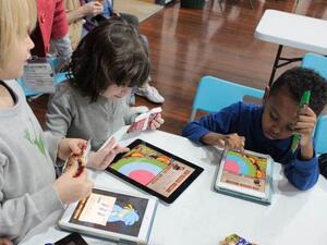 طلاب يستخدمون تطبيق جوكو التفاعلي، الذي تم تطويره بمساعدة برنامج وايز لتسريع التطوير.