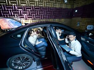 تسمح التقنية أيضاً بعزل المكالمات الهاتفية لكل راكب دون إستخدام اليدين، مما يضمن الخصوصية عند إجراء المكالمات المهمة أثناء التنقل بالسيارة.