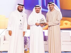 خلال تسليم الجائزة