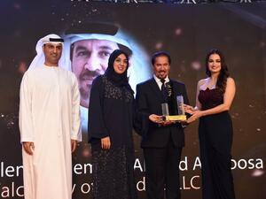 رئيس مجلس الإدارة والمدير العام لشركة فالكن سيتي أوف وندرز يتسلّم جائزة ذو الرؤية من قبل دائرة الأراضي والأملاك بدبي.