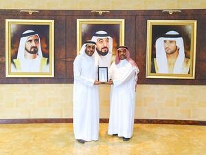 محمد عبد الله الحاج الزرعوني، مدير هيئة الهلال الأحمر الإماراتي في دبي، مع الدكتور منصور العور، رئيس جامعة حمدان بن محمد الذكية.