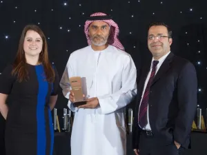 جيريش أدفاني، رئيس الخدمات المصرفية للأفراد في بنك الخليج الأول وخالد الغفيلي، رئيس قسم خدمات الفروع والمبيعات في بنك الخليج الأول