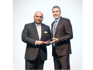 الرئيس التنفيذي في طيران الجزيرة السيد روهيت راماشاندران يستلم الجائزة