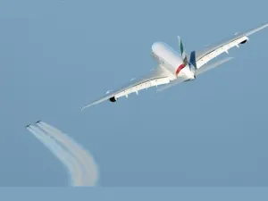 طائرة الإمارات الإيرباص A380 حلقت في تشكيل فريد مع الرجل الطائر Jetman في أجواء دبي