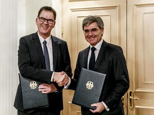 A roadmap document handed to Prime Minister of Iraq Haider Al-Abadi by President and CEO Joe Kaeser identifies the country’s short, mid and long-term development needs. 