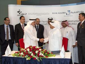 المهندس زهير فايز ومنسوبي بنك الجزيرة بعد توقيع الإتفاقية