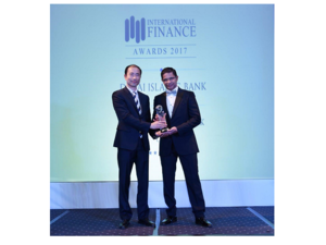 Kashif Moosa, SVP Head of Investor Relations, receiving the award.