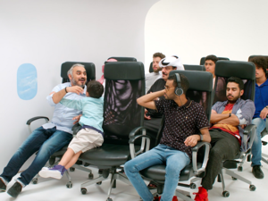 جمع صالح، أحد أكثر الكوميديين شهرة في المملكة العربية السعودية والمنطقة، بين الفكاهة والارتجال للتعريف بمميزات الدرجة السياحية على متن طائرات الإمارات.