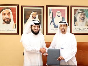 جمال عبدالله لوتاه الرئيس التنفيذي لمجموعة إمداد والدكتور حمد بن الشيخ أحمد الشيباني مدير عام دائرة الشؤون الإسلامية والعمل الخيري.