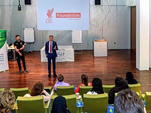 السيد ريان موينارد، المدرب الاجتماعي في مؤسسة ليفربول الخيرية، يتحدث خلال ورشة عمل نظمها مؤتمر "ويش" لتزويد المدربين في قطر بالمهارات اللازمة لتقديم برامج تدريبية محلية في كرة القدم للأطفال المصابين بالتوحد. 