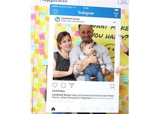 عبر إقامة هذه الأكشاك، استهدفت المجموعة توسيع نطاق "الحوار العالمي للسعادة" وصولاً إلى أفراد المجتمع.