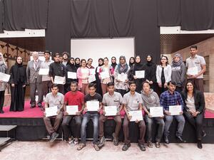 هذا البرنامج يسمح للعمال الوافدين بتحسين لغتهم الإنجليزية ويمكّن الطلاب من التعلم والنمو على مدار 8 أسابيع