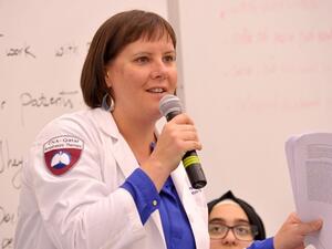 المحاضرة لين دالاي من كلية شمال الأطلنطي في قطر