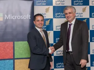 الدكتور جاسم حاجي ـ المدير التنفيذي لإدارة تقنية المعلومات بطيران الخليج و ريف توفيق ـ المدير العام لمايكروسوفت البحرين وعُمان