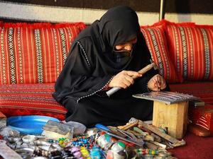 سيطلع المشاركون في ورشة العمل على مقدمة توضح مفهوم حرفة صياغة الفضة، وطبيعة هذا المعدن وخصائصه.