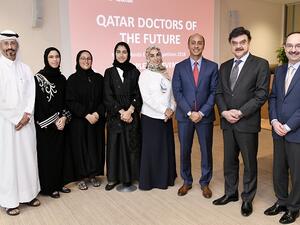 الطالبات الفائزات مع العميد الدكتور جاويد شيخ وبعض أعضاء هيئة التدريس وأولياء الأمور.