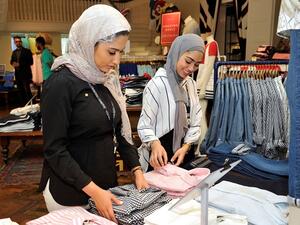 سيتمكن المشاركون في البرنامج من اكتساب المهارات الأساسية في قطاع التجزئة من خلال العمل في محلات ومقاهي شركة الشايع لمدة أربع ساعات يومياً.