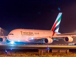 طائرة الإمارات A380 بتوزيع الدرجتين تستعد للإقلاع من مطار دبي الدولي