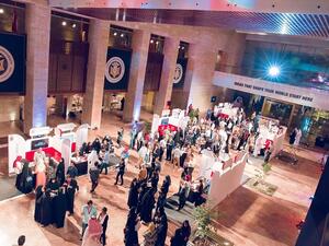 التقى أكثر من 100 طالب من الملتحقين حديثًا بالجامعة وأفراد عائلاتهم بأساتذتهم وزملائهم المقبلين.