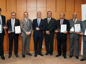 Mashreq officials receive the awards