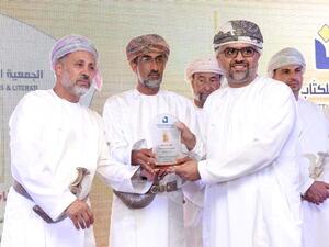 Mazin Habib receiving the award