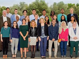 أعضاء برنامج صوت المتعلمين 2016-17، التابع لمؤتمر "وايز"، مع المرشدين خلال الدورة الداخلية في مدريد. 