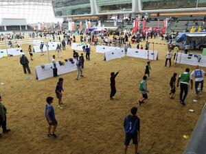 أفراد من الجماهير يستمتعون بممارسة لعبة كرة القدم ضمن الفعاليات التي نظمتها مؤسسة قطر احتفالًا باليوم الرياضي للدولة