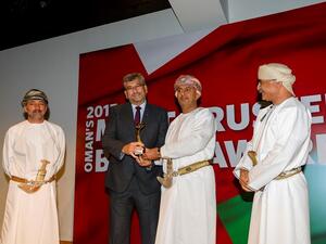 خلال إستلام الجائزة