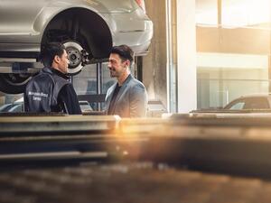 يتم إجراء فحص السلامة الشامل بواسطة فريقٍ مؤهلٍ ومتخصص من الفنيين وباستخدام أحدث الأجهزة والتقنيات الفنية والمعدات التشخيصيّة في مركز الخدمة بصحار.