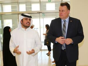 السيد مايك سافاج، عمدة مدينة هاليفاكس في كندا، أثناء زيارته للمقر الرئيسي لمؤسسة قطر بالمدينة التعليمية.