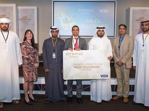 عدد من الفائزين والمضيفين في حفل مكافآت مليونير الأميال.