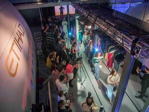 عارضات الأزياء يتألقن على منصة عروض الأزياء بمقر أكاديمية الابتكار والتدريب التابعة للاتحاد للطيران.