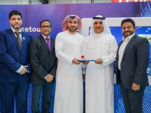 تسلم حمد عبيدالله الرئيس التنفيذي للعمليات في فلاي دبي الجائزة من سموه نيابة عن الشركة.