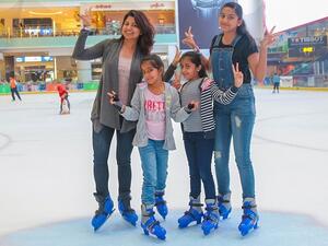 يمكن للأطفال اصطحاب أمهاتهم للتزلج معاً في "حلبة دبي للتزلج".