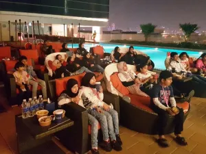 عرض سينمائي بالقرب من المسبح