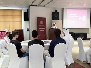 السيد شاهين السليطي، كبير مسؤولي البرامج والخدمات المهنية في مركز قطر للتطوير المهني، يلقي الكلمة الافتتاحية لبرنامج "السفراء المهنيين".