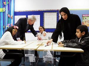 السيدة بثينة علي النعيمي، رئيس التعليم ما قبل الجامعي في مؤسسة قطر، والسيد برنارد دان، رئيس شركة بوينج الشرق الأوسط وشمال إفريقيا وتركيا، خلال اللقاء مع الأطفال المشاركين في برنامج "محرك الابتكار".