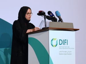 السيدة نور المالكي الجهني، المدير التنفيذي لمعهد الدوحة الدولي للأسرة، تلقي الكلمة الافتتاحية خلال مؤتمر "التربية الوالدية ورفاه الطفل والتنمية" الذي يُعقد في فندق سانت ريجيس.  