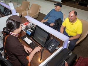مبارك الجنيبي وجمعة الجنيبي، في مكتب إتمام إجراءات السفر للدرجات الممتازة في الاتحاد للطيران للحصول على الترقية إلى درجة رجال الأعمال لرحلتهم إلى لندن