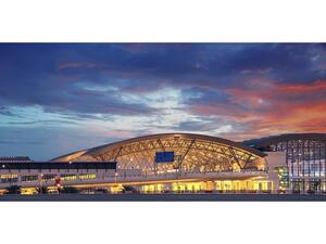 يقدم مطار مسقط الدولي تجربة مميزة للمسافرين من خلال مرافقه الحديثة والذكية حيث يضم تشكيلة متكاملة من محلات التسوق والمطاعم وصالات حصرية لرجال الأعمال ومسافري الدرجة الأولى